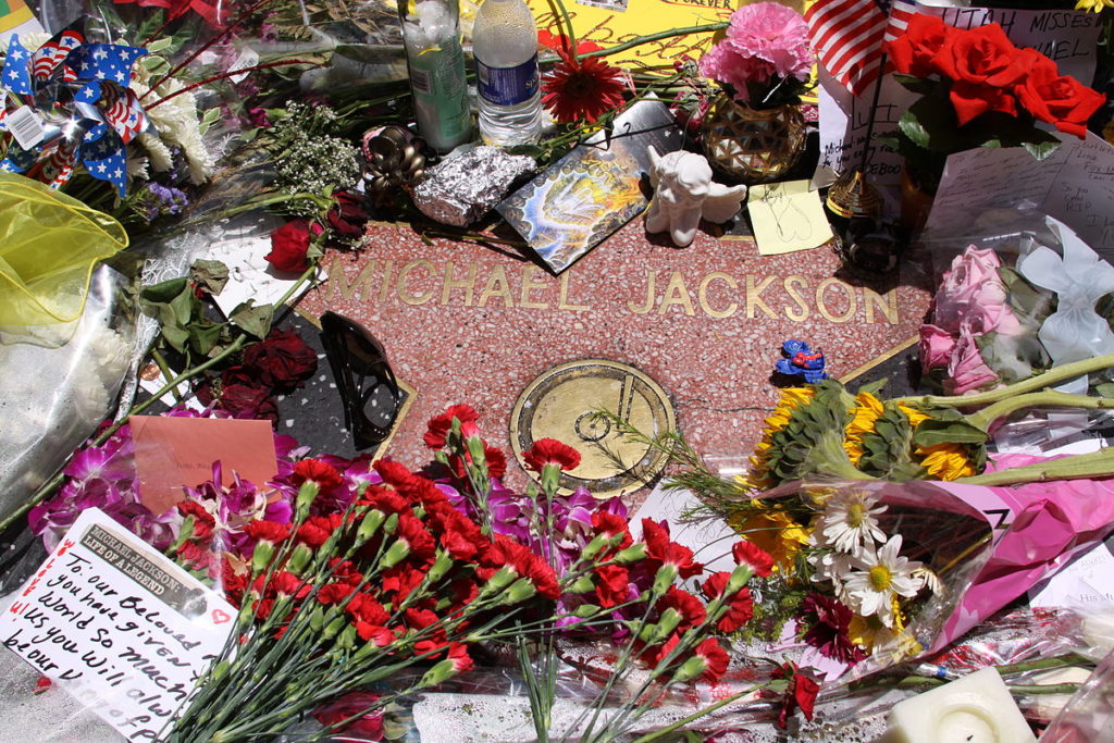coroa de flores enviada por famosos